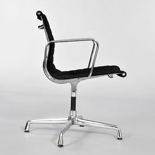 Chaise de groupe Eames en aluminium, Vitra, années 1980.