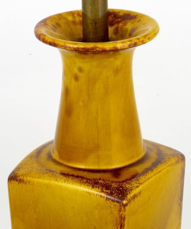Milieu du XXe siècle Lampe de bureau en forme de vase émaillé safran par Frederick Cooper en vente