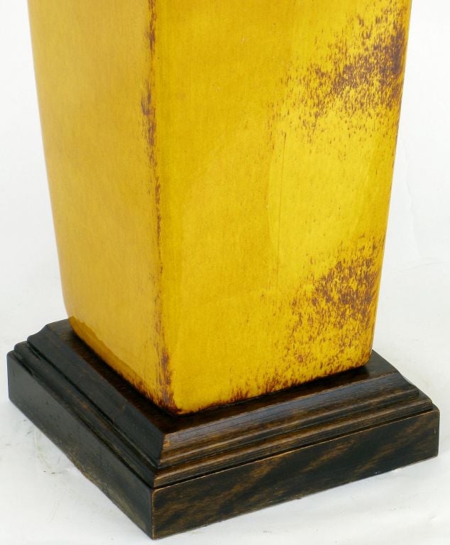 Lampe de bureau en forme de vase émaillé safran par Frederick Cooper en vente 2