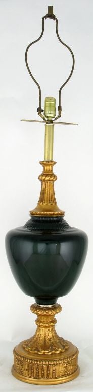Américain Paire de grandes lampes de bureau néoclassiques en verre doré et vert à boîtier en vente