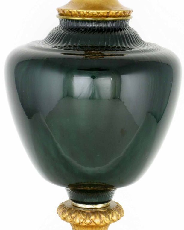 Laiton Paire de grandes lampes de bureau néoclassiques en verre doré et vert à boîtier en vente