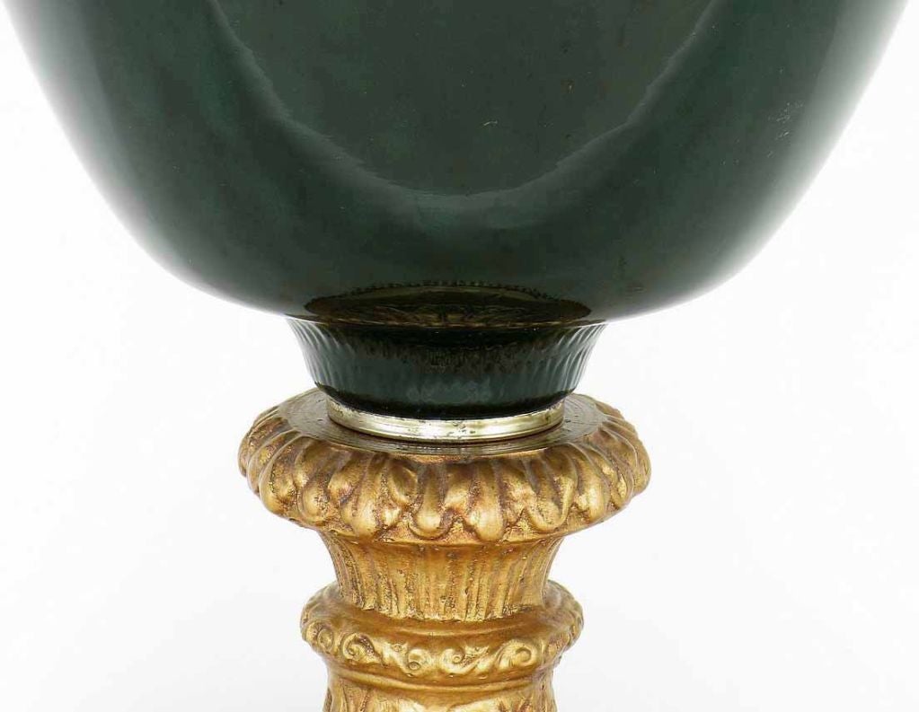 Paire de grandes lampes de bureau néoclassiques en verre doré et vert à boîtier en vente 2