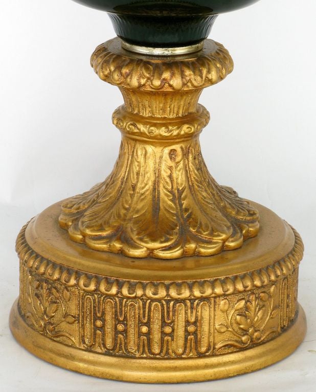 Paire de grandes lampes de bureau néoclassiques en verre doré et vert à boîtier en vente 1