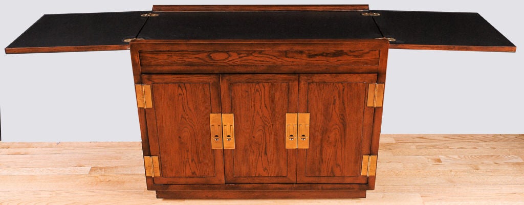Henredon Elm Bar Cabinet With Campaign Style Hardware In Excellent Condition In Chicago, IL