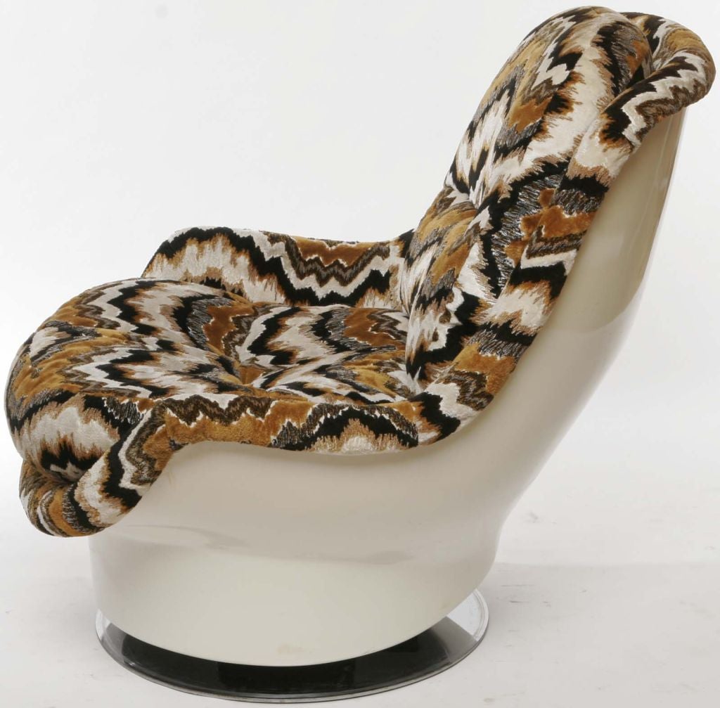 American Milo Baughman Swiveling Lounge Chair