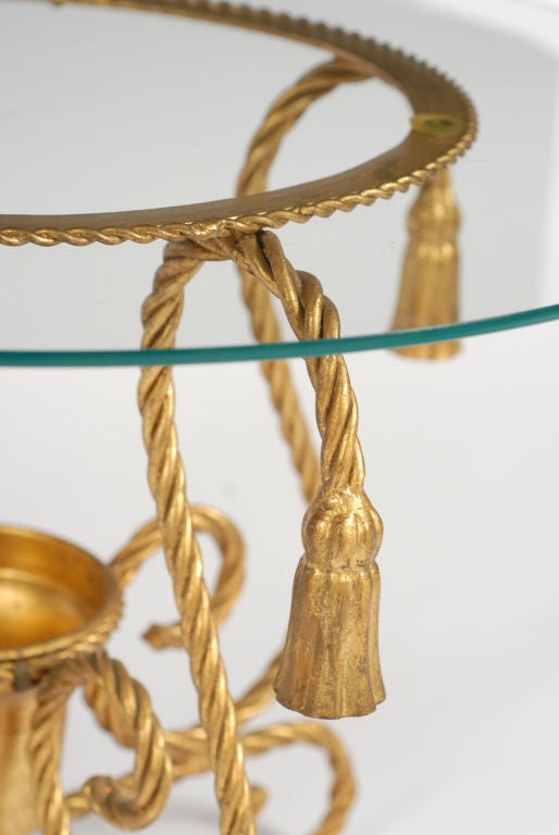 italien Table en métal doré en forme de corde avec ornementation de glands en vente