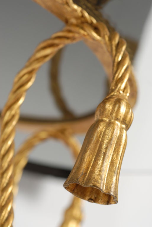 Milieu du XXe siècle Table en métal doré en forme de corde avec ornementation de glands en vente