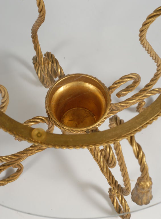 Fer Table en métal doré en forme de corde avec ornementation de glands en vente