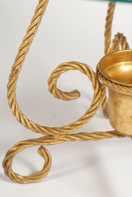 Table en métal doré en forme de corde avec ornementation de glands en vente 1