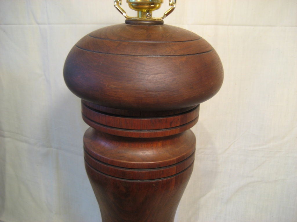 Oversize pepper mill lamp perfect for every seasoned chef.