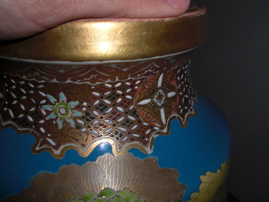 Large Satsuma vase of unusual colors signed Taizan 1