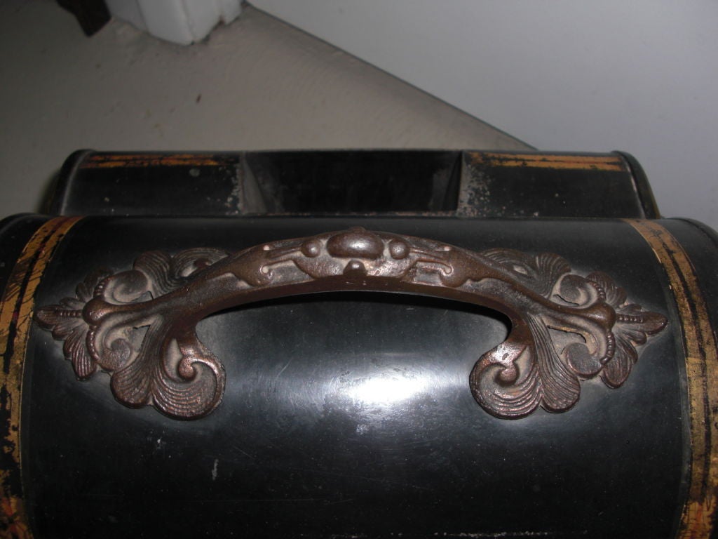 Tôle 19th century English coal hod with Terrier motif