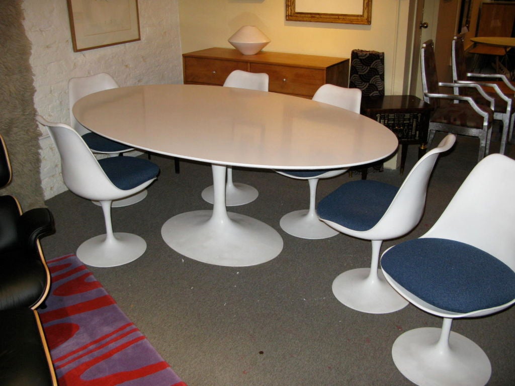 American Eero Saarinen for Knoll tulip table and chairs