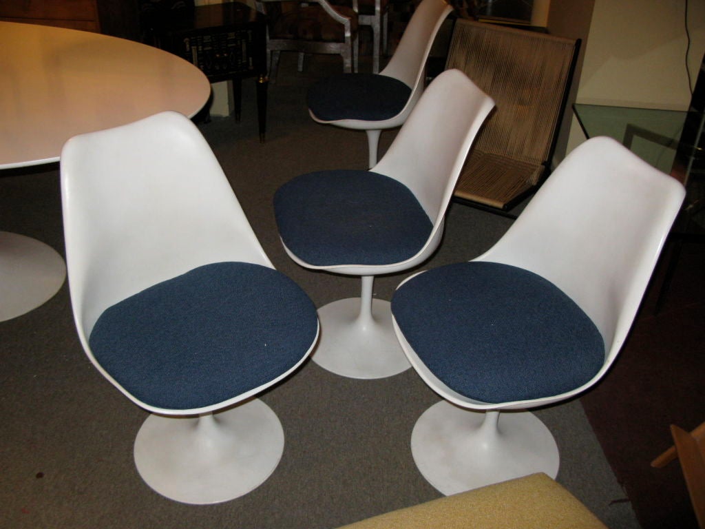 Mid-20th Century Eero Saarinen for Knoll tulip table and chairs