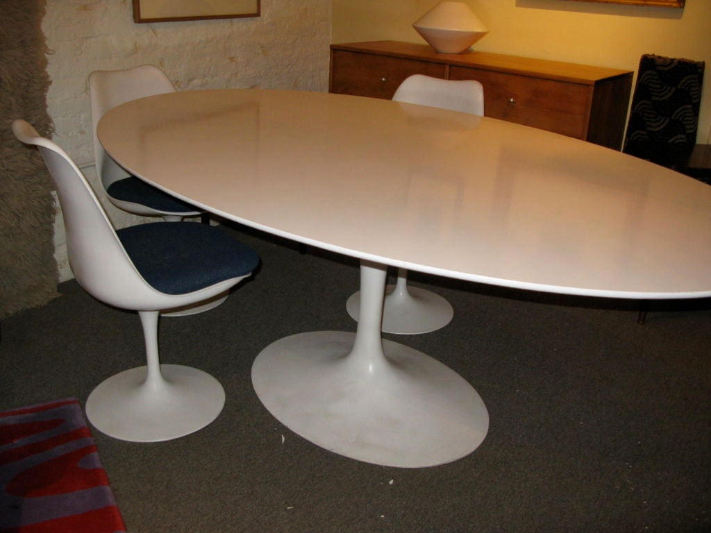Eero Saarinen for Knoll tulip table and chairs 1