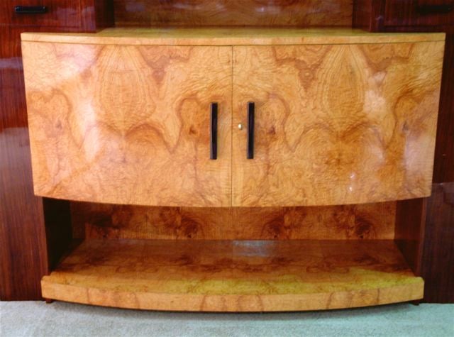 Französischer modernistischer Schrank. Abgebildet in einer historischen Dokumentation.