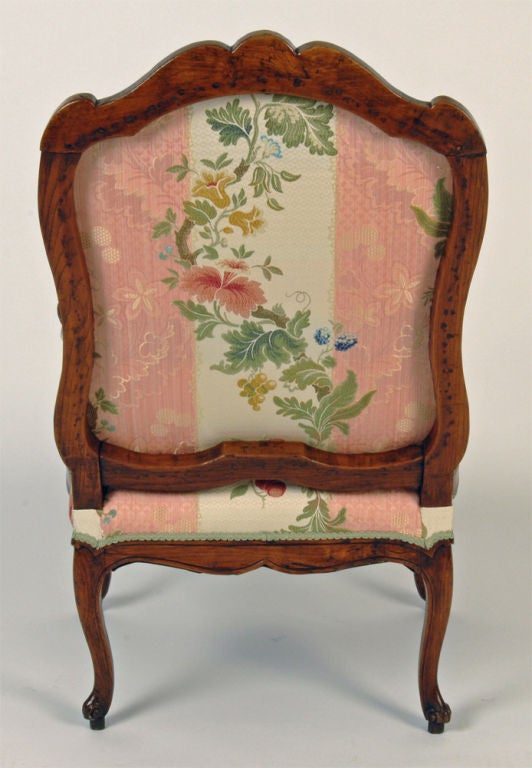 Carved French Late Régence, Early Louis XV Beech Fauteuil à La reine, c1720 For Sale