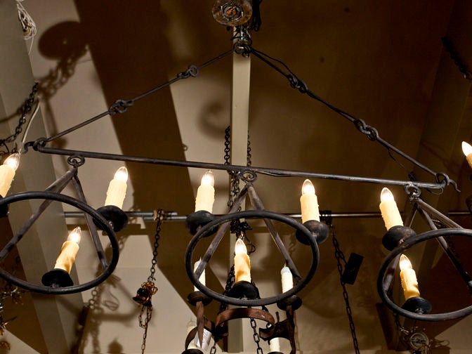 Nuestro diseño exclusivo y personalizado, la araña Huron de nueve luces forjada a mano viene con  cadena y tejadillo personalizados. Un diseño limpio y atemporal. El diámetro de cada una de las tres luces es de aproximadamente 14 pulgadas.  Se