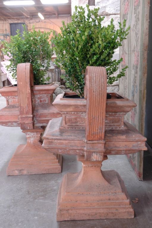 Pair of Antique Italian Terracotta Urns, circa 1790  In Good Condition For Sale In Houston, TX
