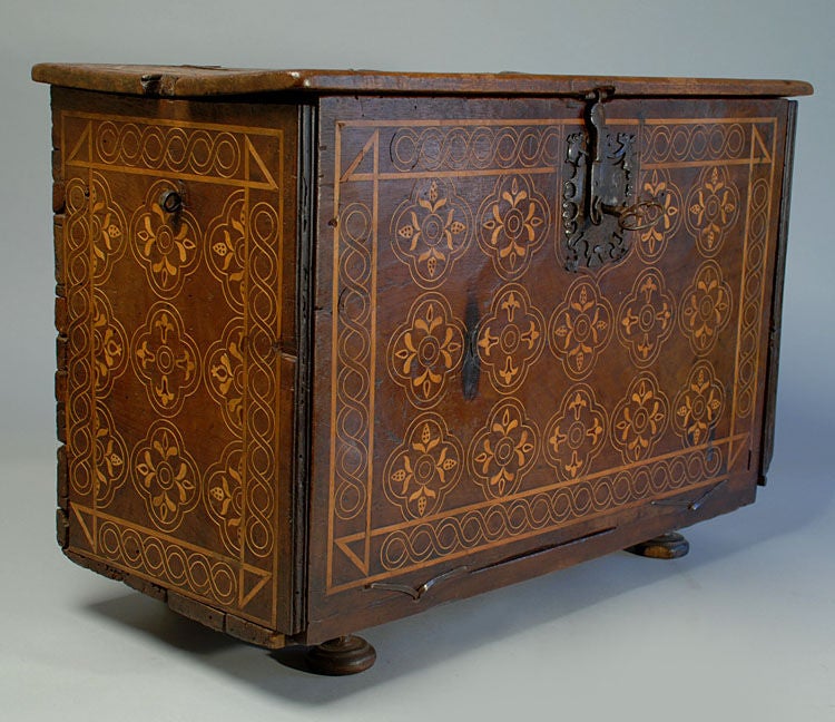 Fino bargueño colonial español del siglo XVIII con cerradura de hierro forjado a mano y llave de cañón, pies de moño, frente de caída con incrustaciones, diez cajones pequeños y marquetería de madera de cítricos finamente detallada en toda la pieza.