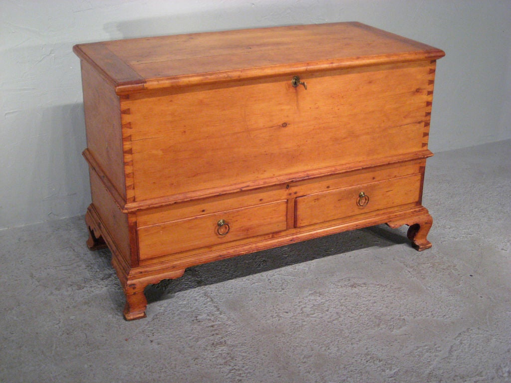 A fine Chippendale blanket chest made of pine with dovetail and peg construction. All original. Nice proportions and ample storage, with two drawers.