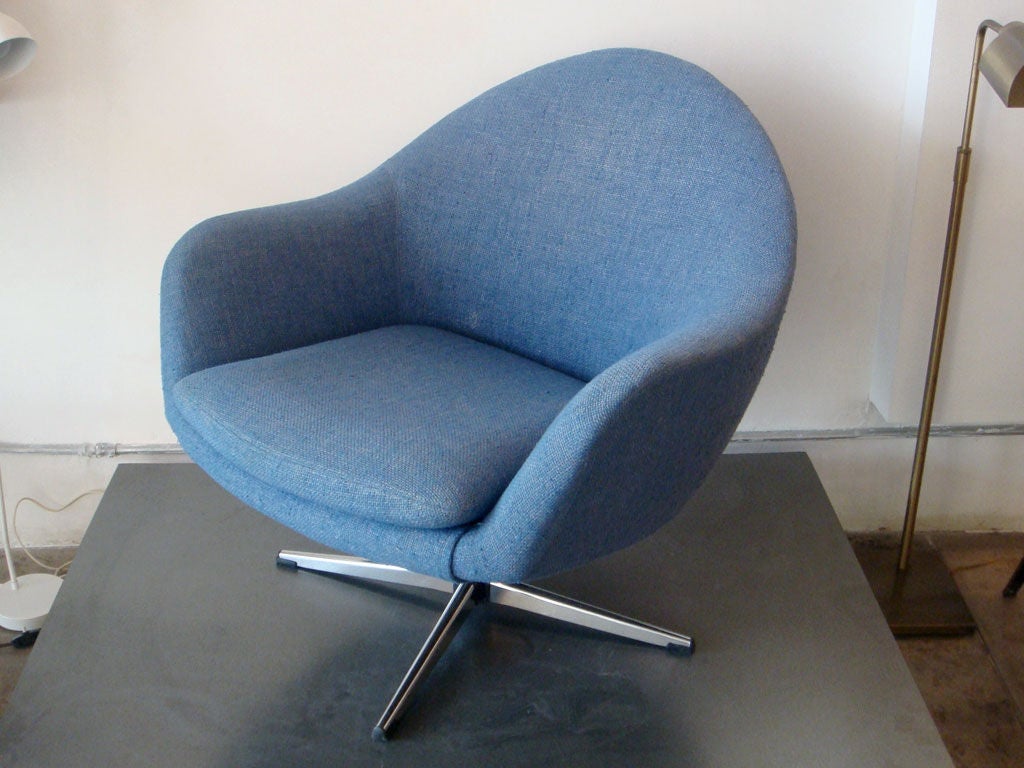 Overman swivel egg chairs<br />
blue tweed fabric [bordering on bouclé]