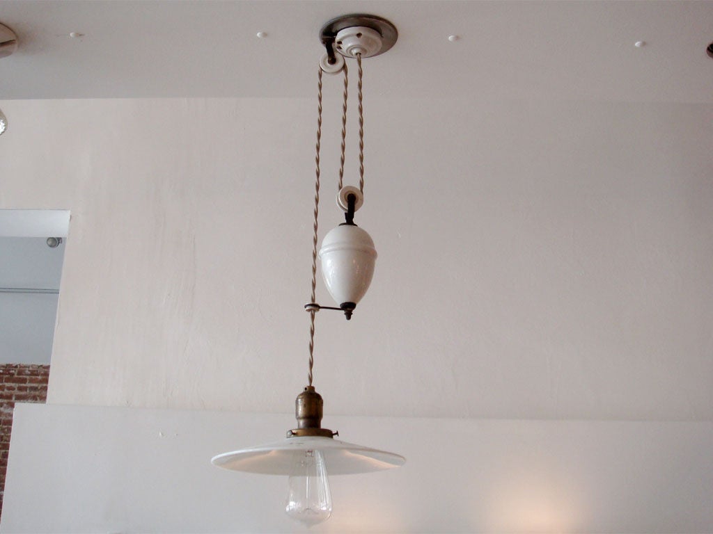 pulley mechanism ceiling light<br />
extends from 25
