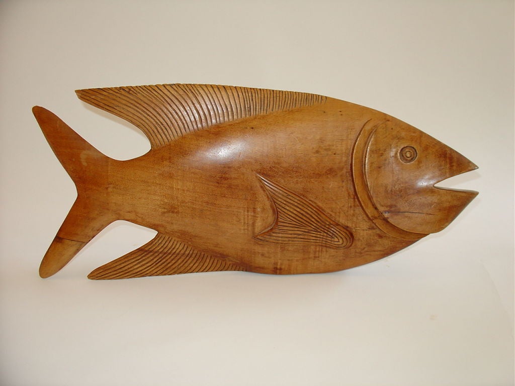 Rustikal geschnitzter Fisch aus einem einzigen Stück Holz.