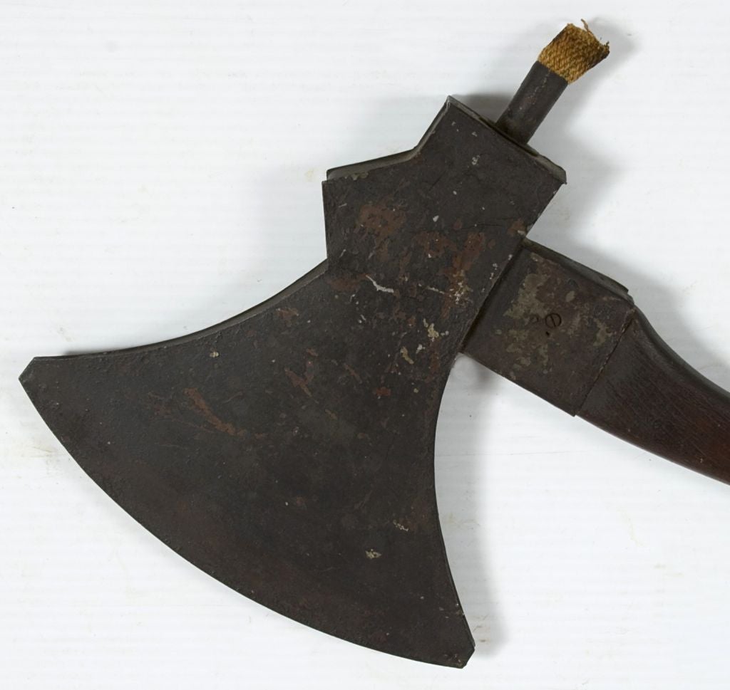 Raro par de antorchas de desfile con hacha de bombero, 1860-1880:



Pareja de antorchas de bomberos con mango de hacha de madera tradicional y las cabezas de hojalata que sirven de receptáculos para guardar el aceite de la lámpara. De la parte