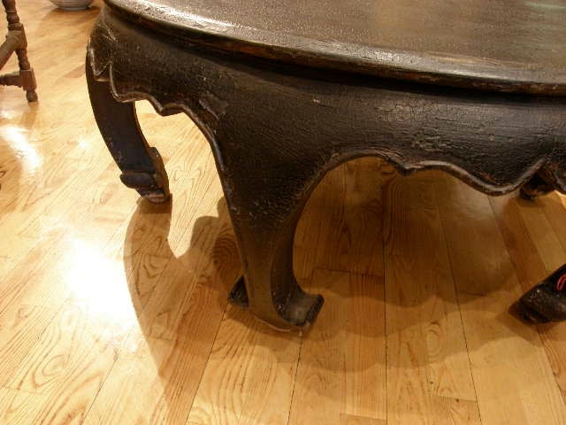 Elm 18th Century Chinese Chow Leg Round Kang Table or Coffee Table For Sale
