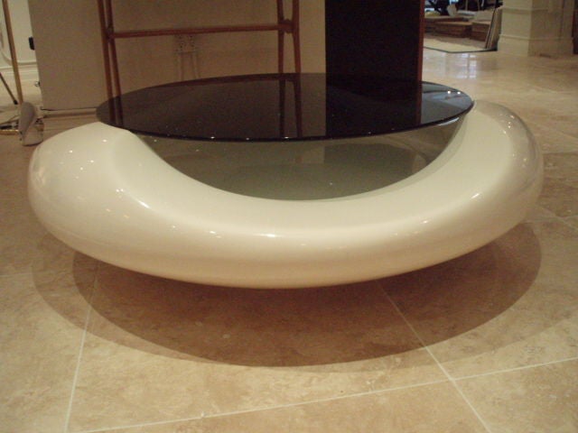 A Round Molded Plastic Cocktail Table by Astarte In Excellent Condition In New York, NY