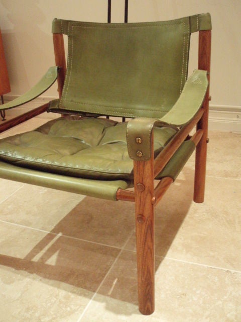 A Pair of Rosewood Safari Chairs in Green Leather In Excellent Condition In New York, NY