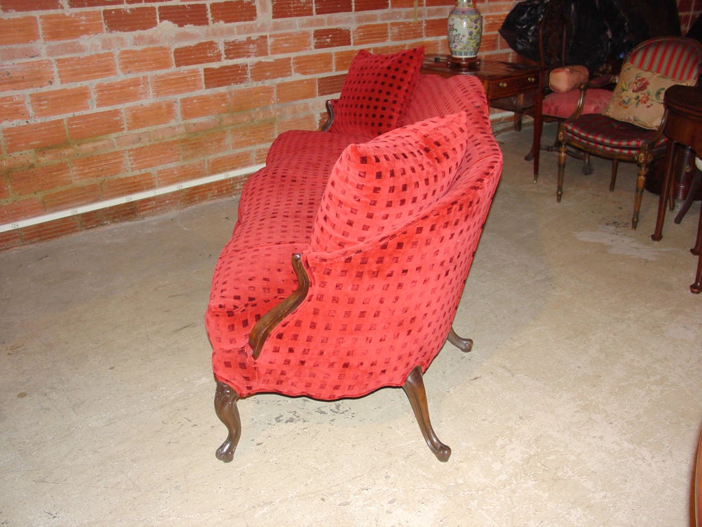 18th Century and Earlier 18th Century English Mahogany Settee Upholstered in Red Velvet For Sale