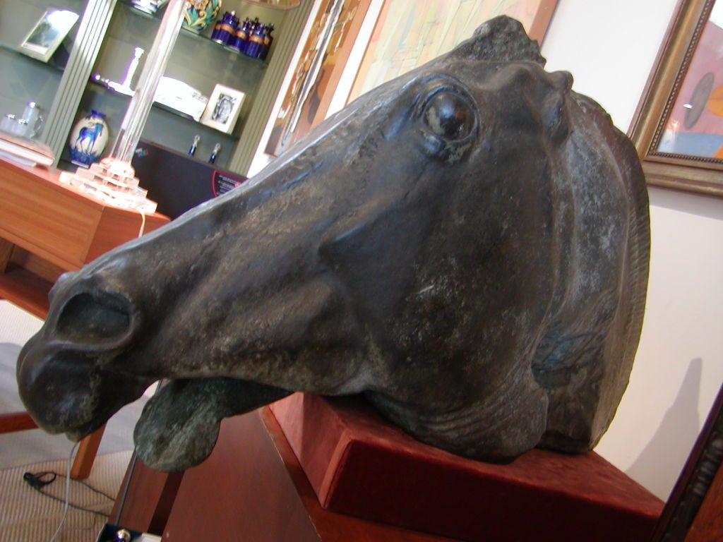 Une réplique en bronze du Parthenon tête de cheval