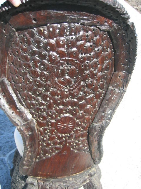 Ornament geschnitzter indischer Raj-Stuhl des 19. Jahrhunderts im Angebot 1