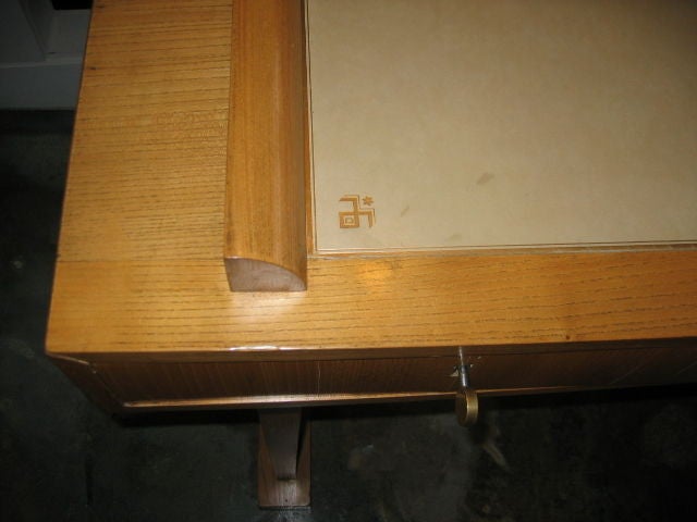 bureau et chaise français des années 1940 en bois d'orme et accents de cuir. Le bureau comporte deux tiroirs verrouillables et une clé. Ces tiroirs nécessiteront l'intervention d'un serrurier, car ils sont actuellement impossibles à ouvrir. Le