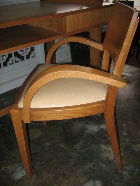 Orme Bureau et chaise français des années 1940 en bois d'orme et accents de cuir en vente