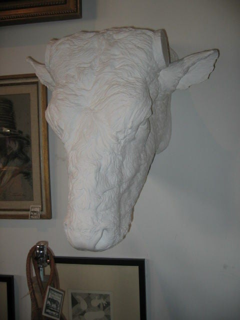 Tête de taureau en plâtre provenant d'une boucherie française.