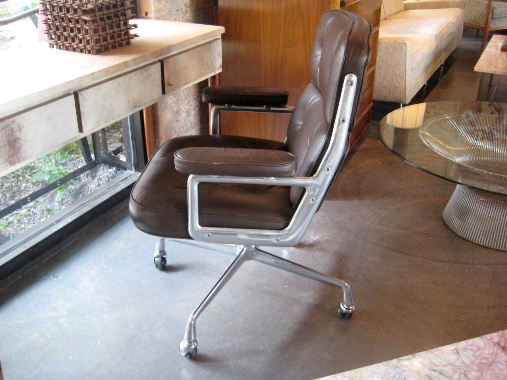 Time Life desk chair designed by Charles Eames 2