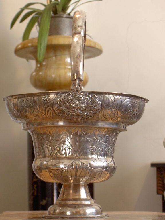 An 18th century Peruvian Silver Bucket with Handle In Good Condition For Sale In Los Angeles, CA