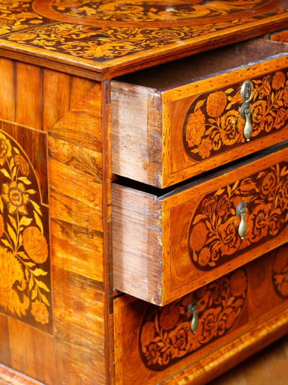 Fine English William and Mary chest with four drawers 

decorated with superb bird and floral marquetry panels.

supported on later ball feet
