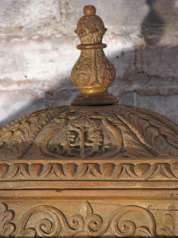 Italienischer Barock des frühen 18. Jahrhunderts  Geschnitzte Walnuss Dome-Top Box (Handgeschnitzt) im Angebot