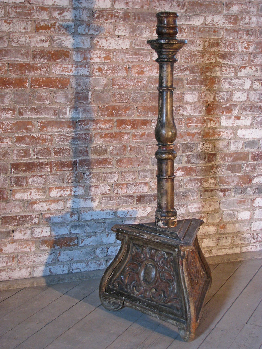 Italienische bemalte und versilberte Fackel, gedrehter Stiel auf geschnitztem Dreibeinsockel.
Kann elektrifiziert werden.
