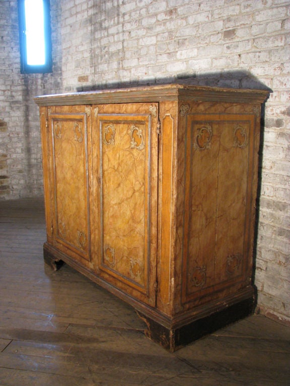 Italian 18th Century Baroque Painted and faux marbleized Credenza In Good Condition For Sale In Troy, NY