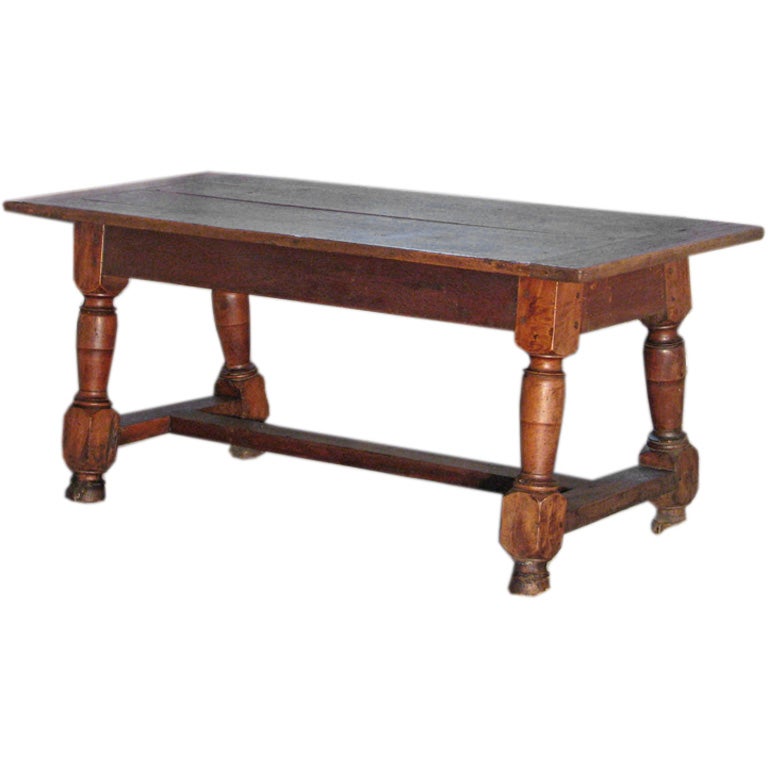 Table basse baroque française en noyer du début du XVIIIe siècle en vente