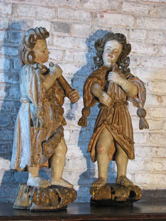 Barocco Coppia di sculture barocche tedesche policrome di musicisti dell'inizio del XVIII secolo in vendita