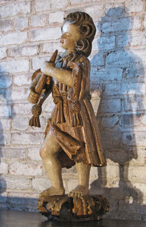 Coppia di sculture barocche tedesche policrome di musicisti dell'inizio del XVIII secolo In condizioni buone in vendita a Troy, NY