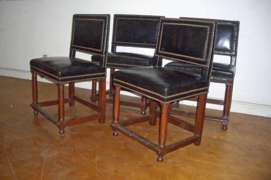 Francese Set di quattro sedie francesi Enrico II dell'inizio del XVII secolo in vendita
