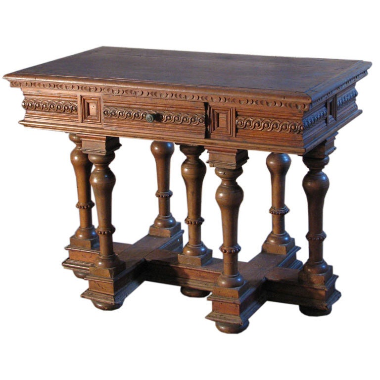 Petite table de salon en noyer de style Renaissance française du XIXe siècle de style Croix de Lorraine