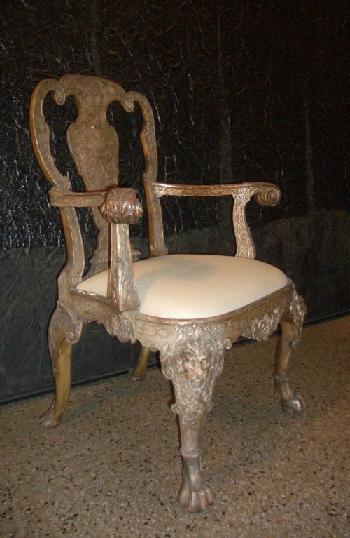 Une chaise dans le style de William Kent, merveilleusement usée et décorée  condition.
À titre de référence, une paire d'époque de chaises presque identiques est exposée au Metropolitan Museum de New York.
